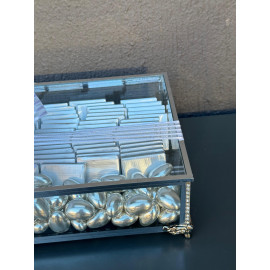 25x17 CM METAL DİKDÖRTGEN CAM KUTUDA GÜMÜŞ MADLEN ÇİKOLATA VE GÜMÜŞ DRAJE